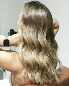 modelo de pelo ondas al agua